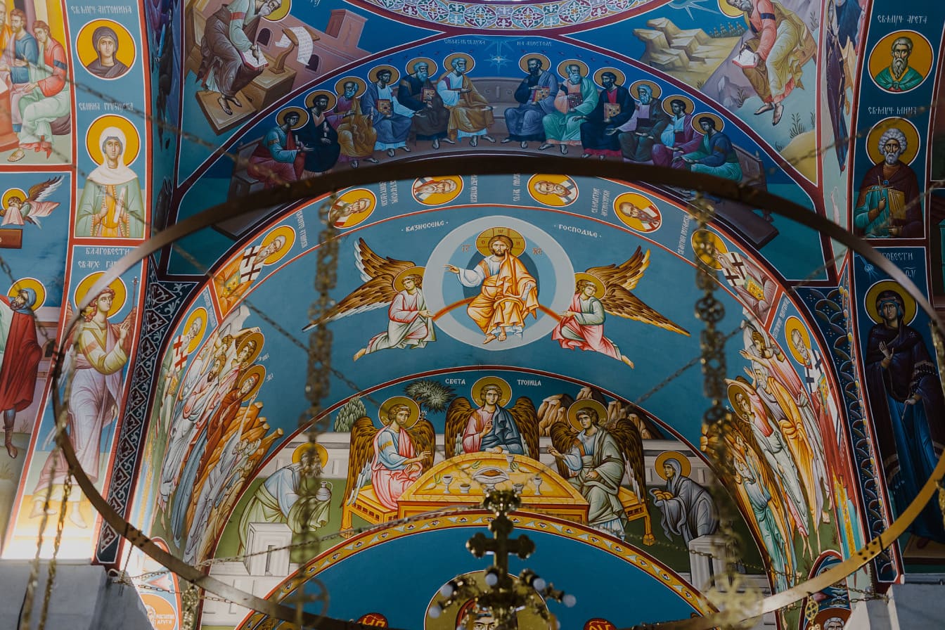 Langit-langit dengan mural Yesus Kristus di biara ortodoks dan lampu gantung tergantung