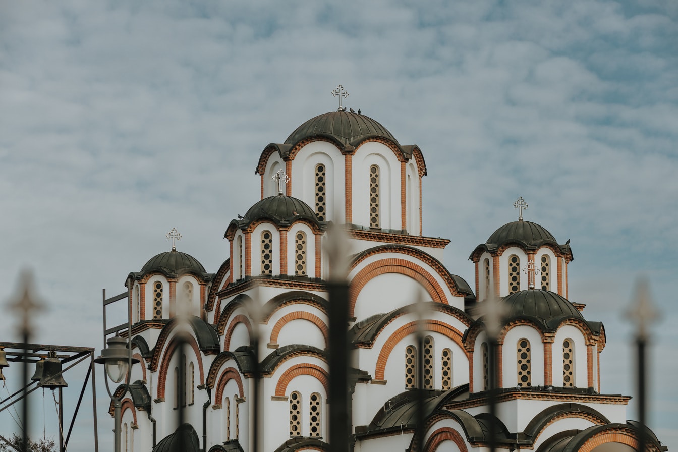 Çatıda kubbeli ortaçağ mimari tarzı ortodoks kilisesi