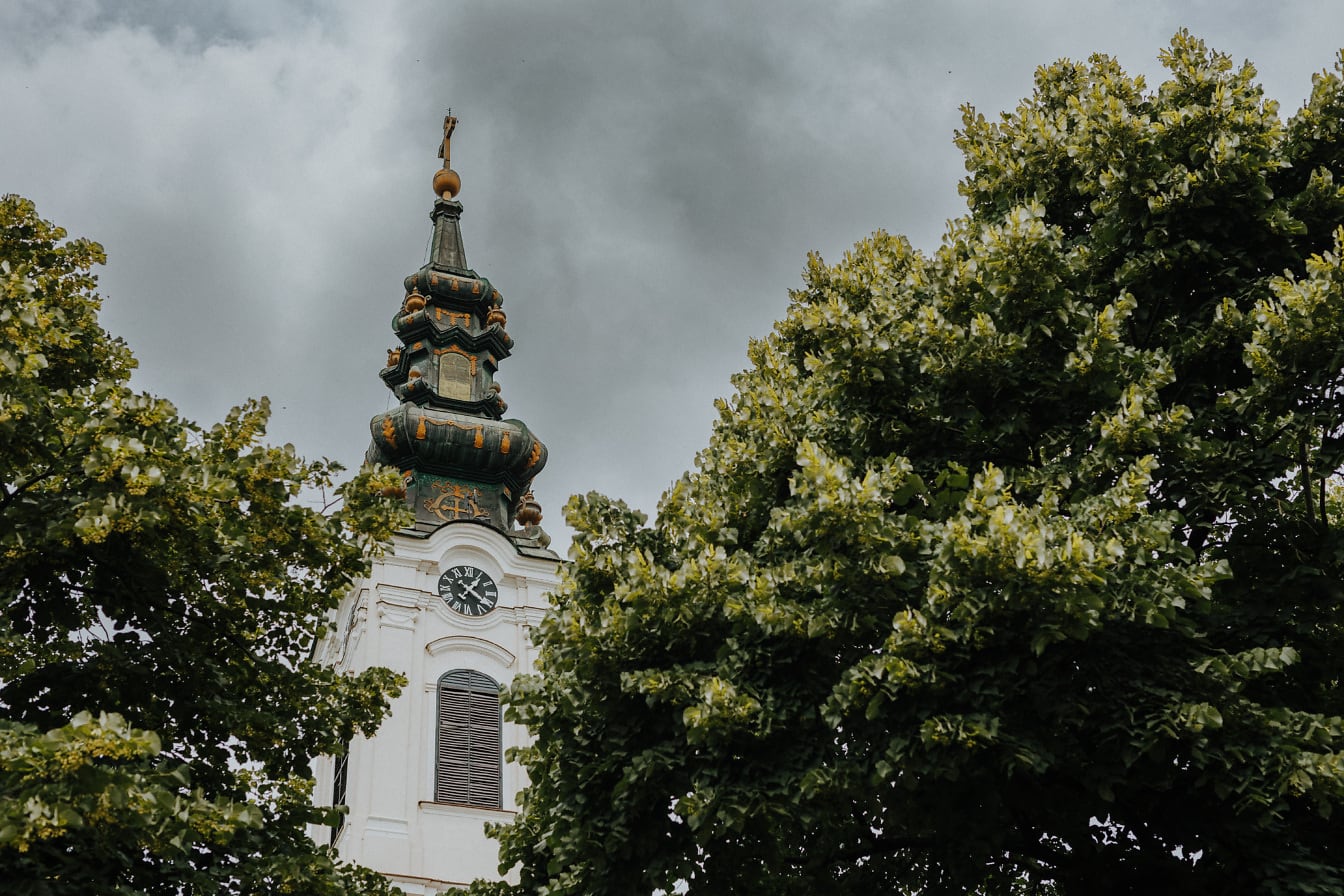 Tmavě zelená kostelní věž v barokním pravoslavném stylu