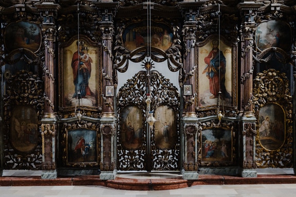 Oltář v ortodoxním středověkém klášteře s dřevořezbami a ikonami