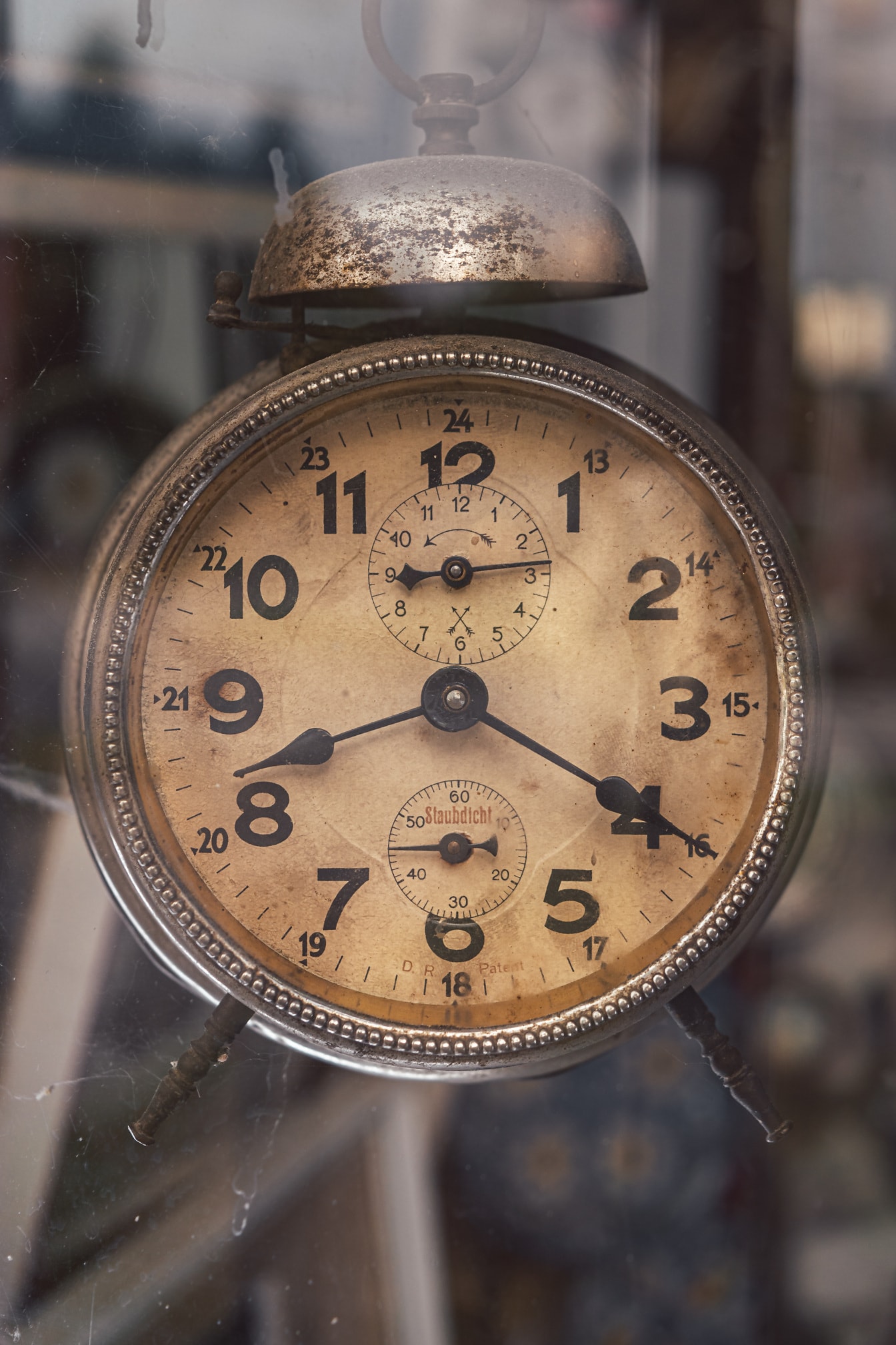 Vintage παλιό ξυπνητήρι Staubdicht αναλογικό ρολόι κοντινό πλάνο