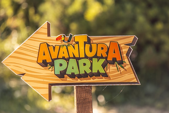 Công viên phiêu lưu đầy màu sắc bảng hiệu gỗ cận cảnh