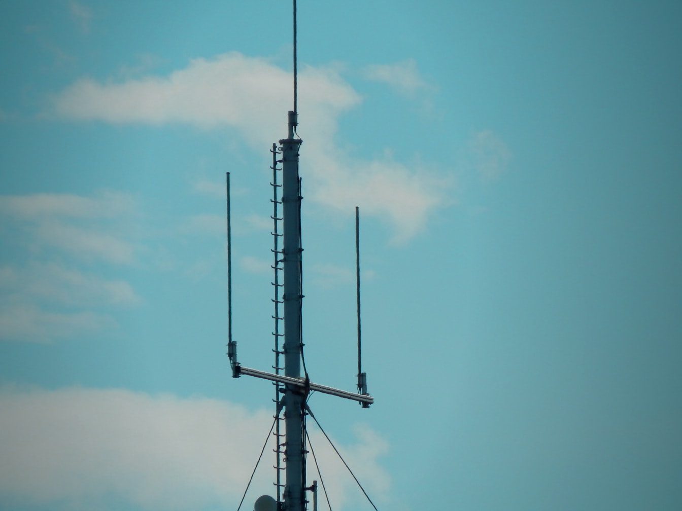 Ăng-ten vô tuyến viễn thông trên nền trời xanh cận cảnh