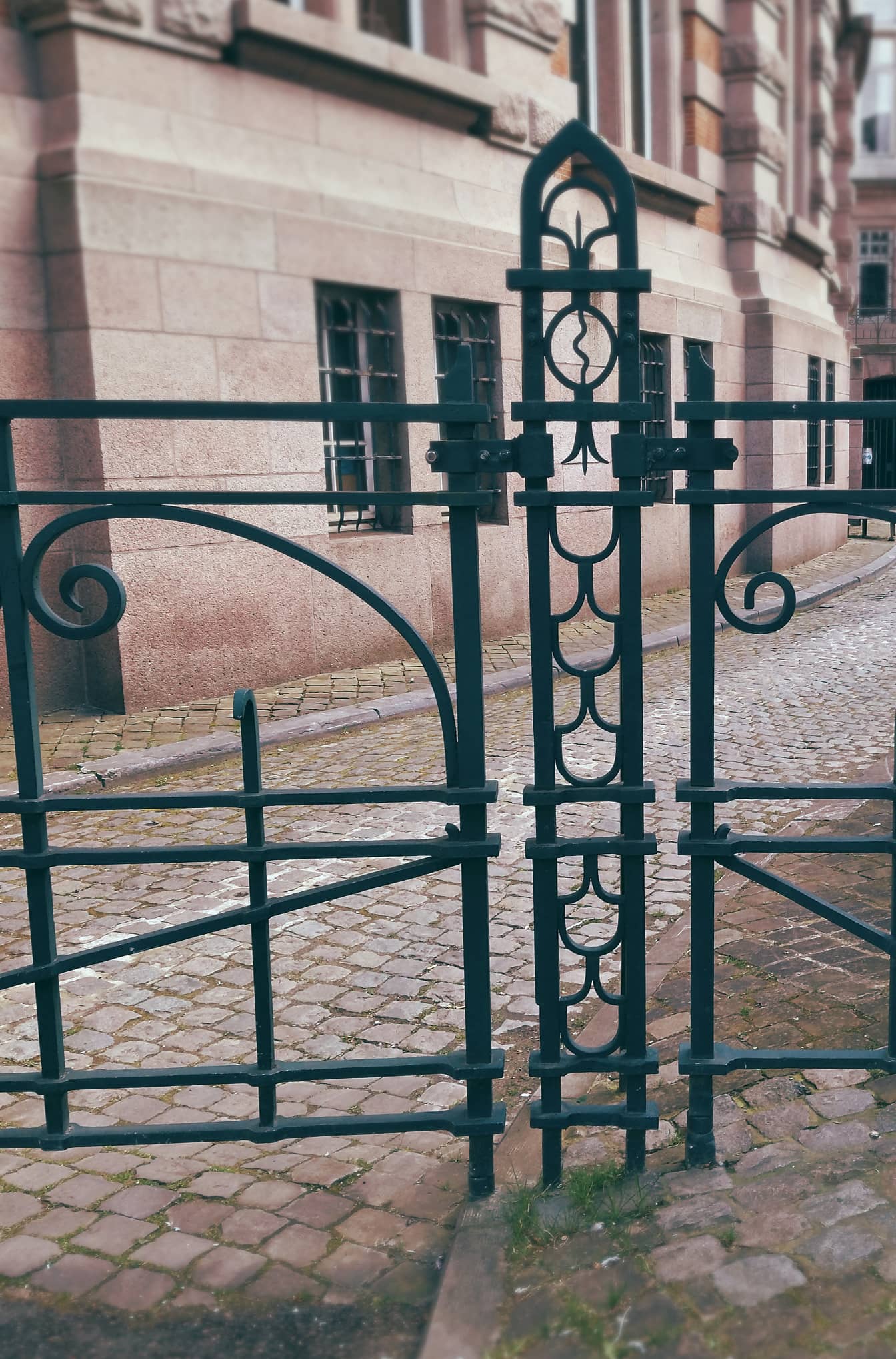 Tmavozelená liatinová brána obytného domu