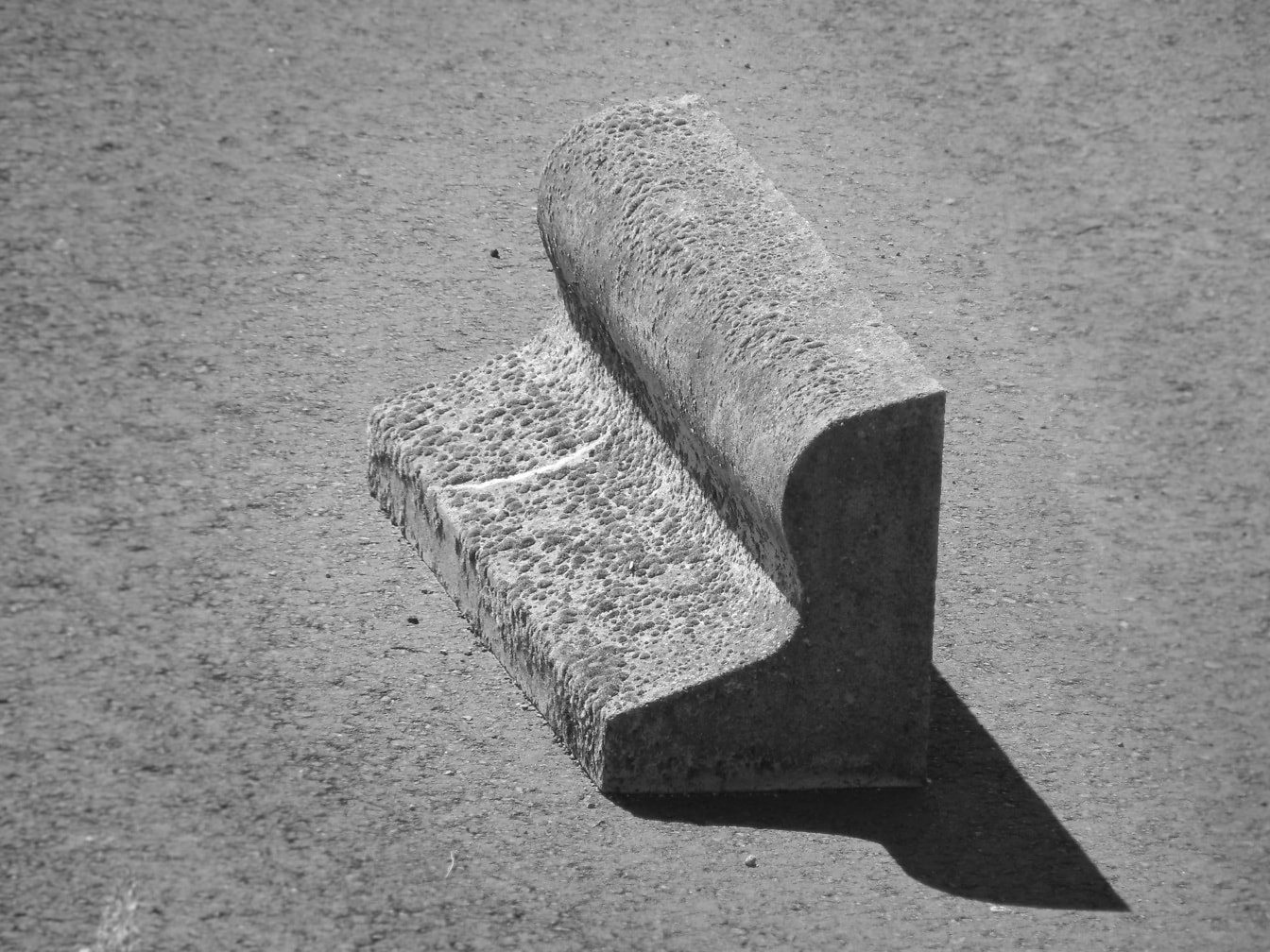 Close-up blok bentuk beton terdistorsi pada aspal