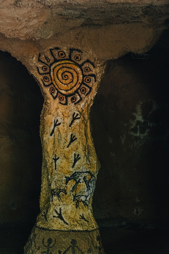 Arkeologi gamle malerier i mørk underjordisk hule