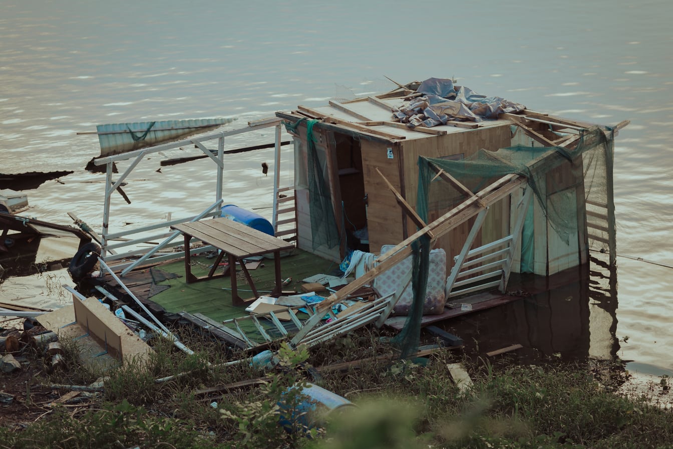 ハリケーン風水質汚染後のボートハウスの残骸