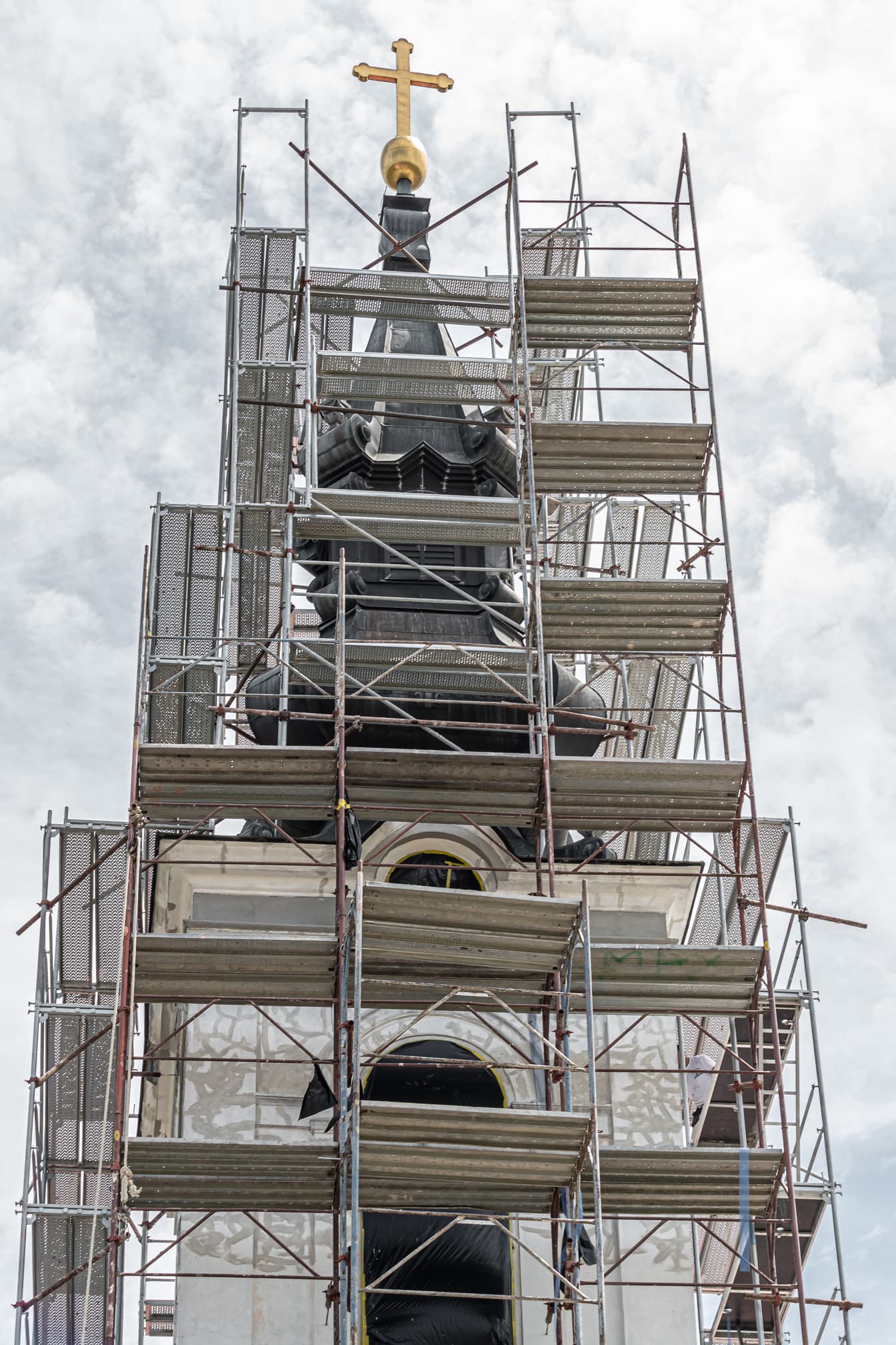 높은 작업장에서 일하는 교회 탑의 재건