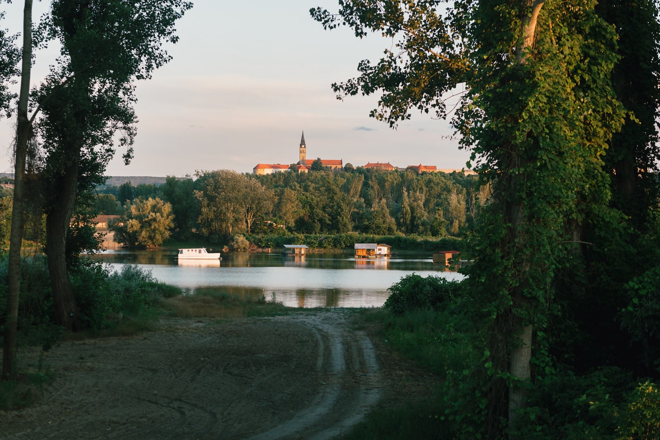 Панорамна гледка към църковната кула в далечината на брега на река Дунав