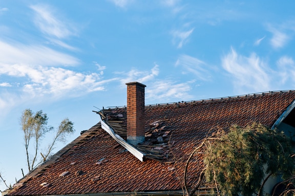 Uszkodzenie dachu domu mieszkalnego przez huraganowy wiatr