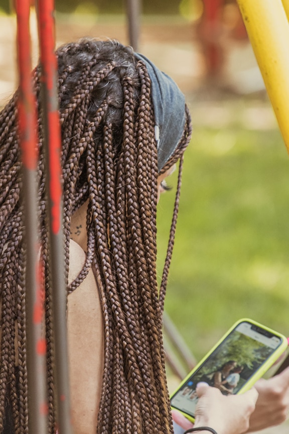 брюнетка, молода жінка, коса, зачіска, проведення, мобільний телефон, на відкритому повітрі