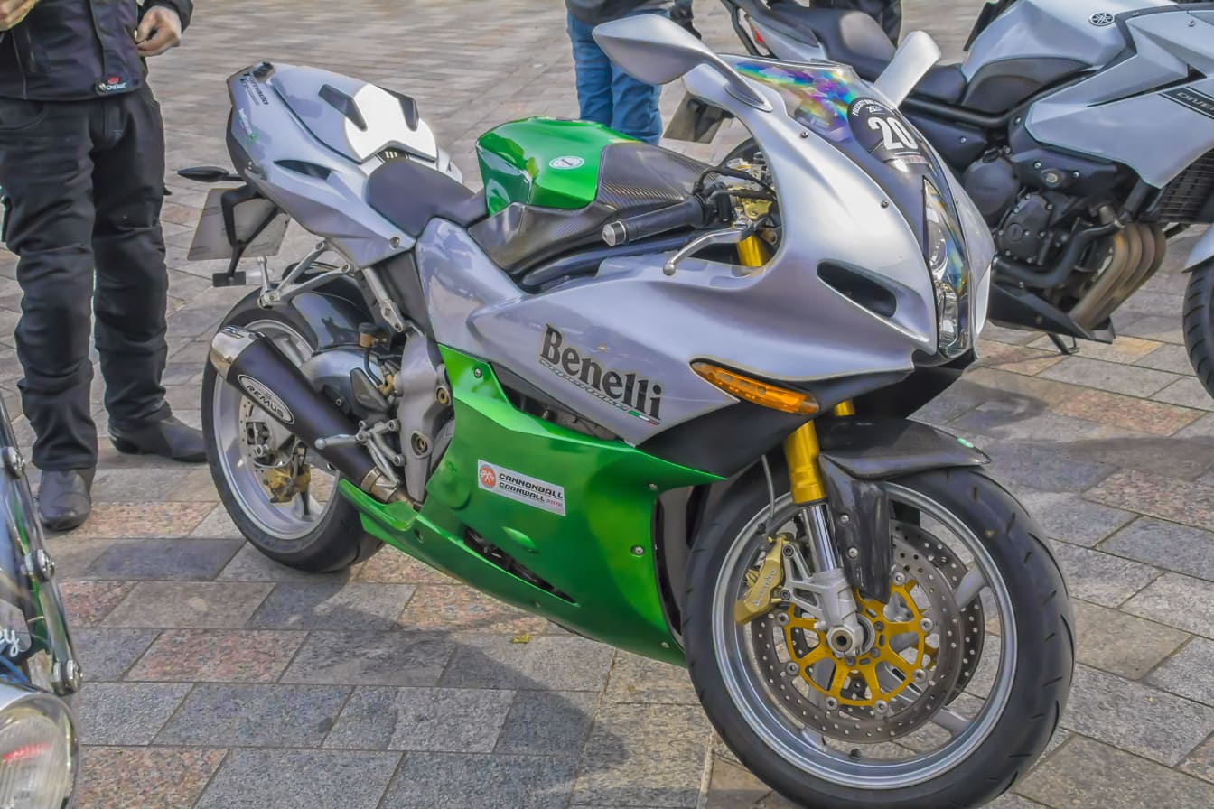 Motocicleta metálica Benelli tornado 900 verde oscuro en el estacionamiento
