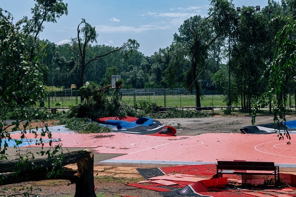 Zniszczony plac zabaw i boisko do koszykówki przez huraganowy wiatr