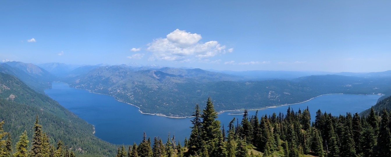 Pemandangan panorama lembah yang megah dengan danau biru tua yang besar