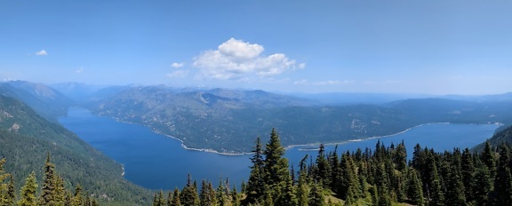 Majestátní panoramatický výhled do údolí s velkým tmavě modrým jezerem