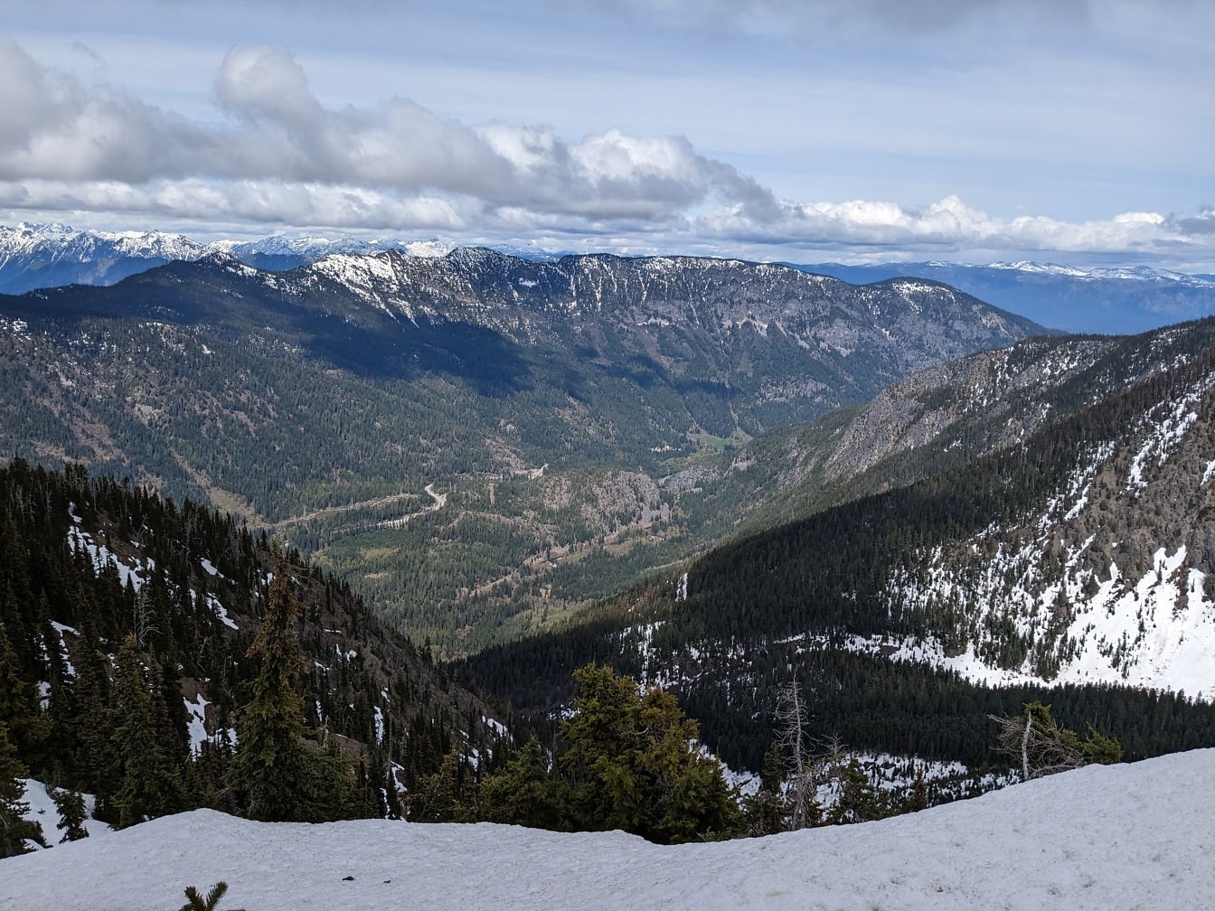 Panoraamanäkymä lumisten vuorten huipulta kansallispuistossa