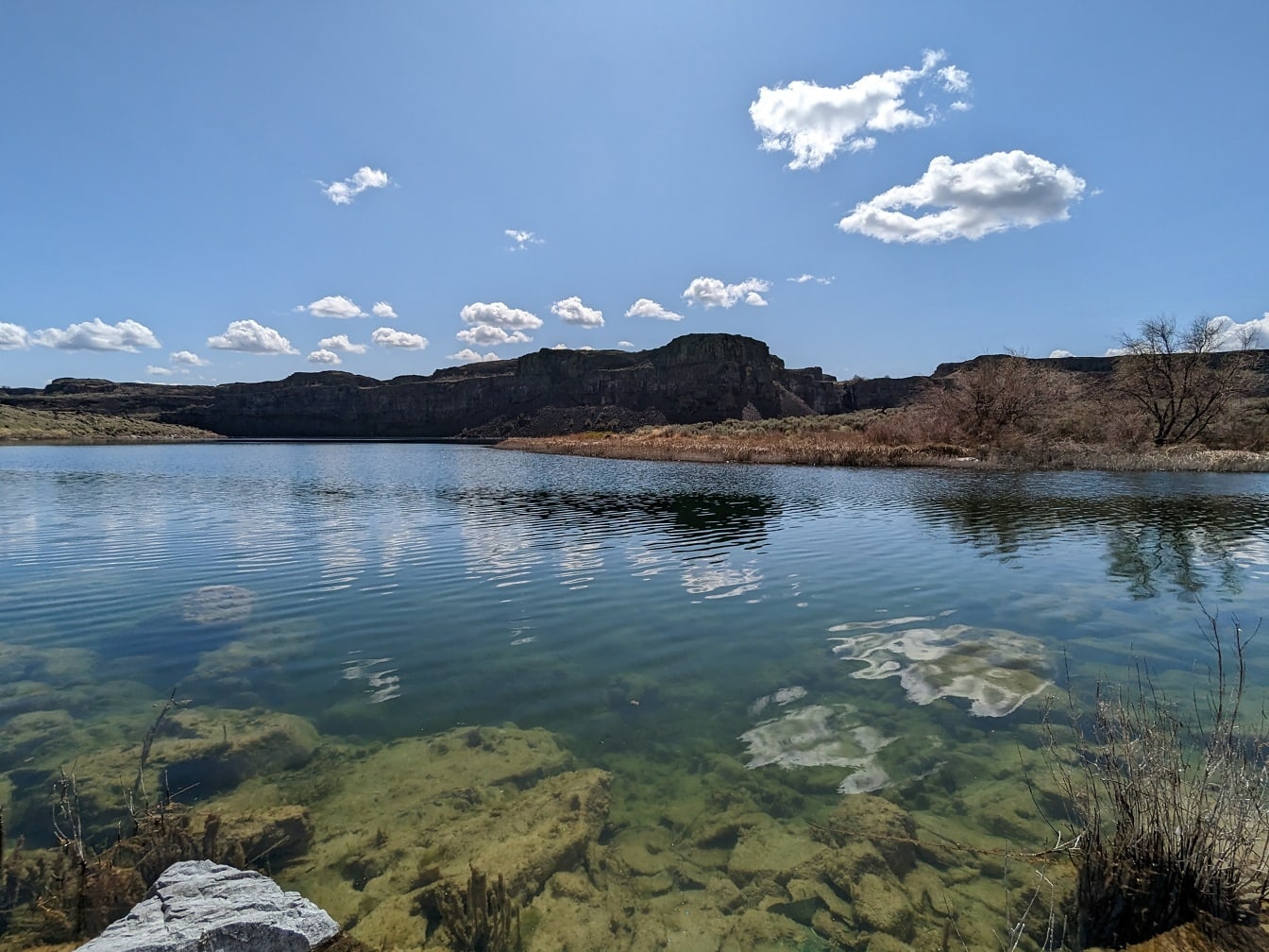 국립 공원의 맑은 날씨에 투명한 호수 물
