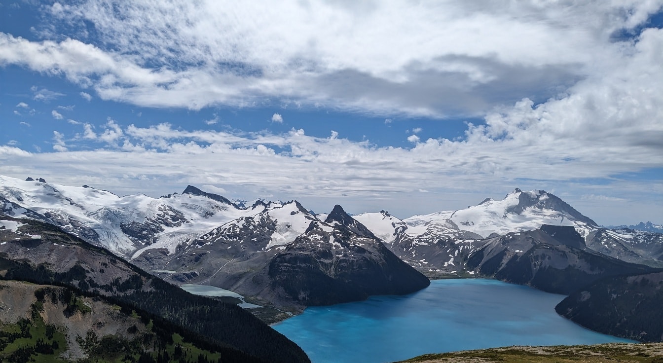 Letecké panorama tmavě modrého jezera Garibaldi a zasněžených vrcholků hor
