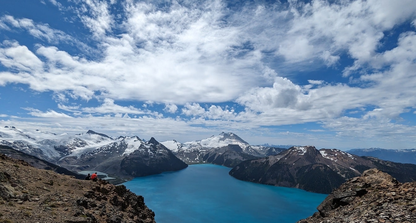 Garibaldiho panoramatická krajina u jezera s oblačnou modrou oblohou