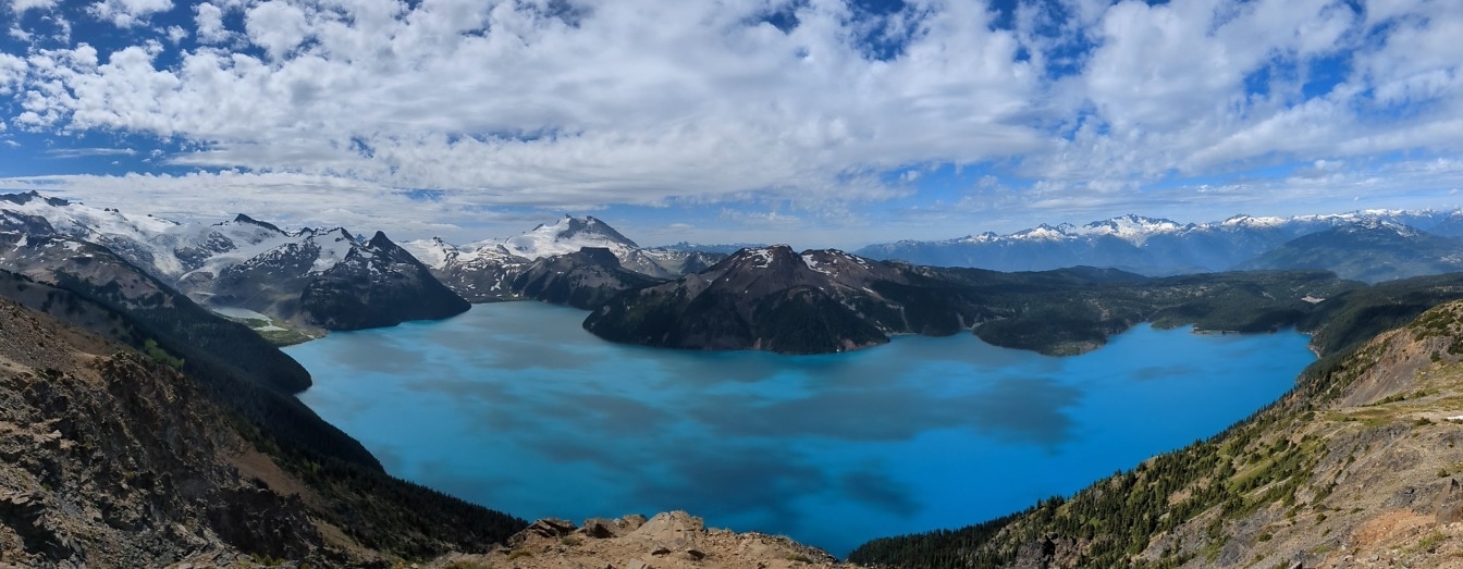Mörkblå turkos Garibaldi-sjö i nationalparkens majestätiska panorama
