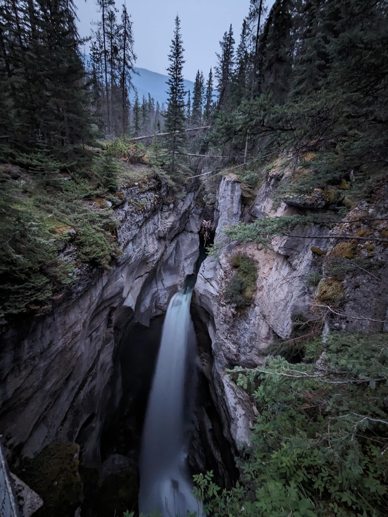 Majestætiske vandfald i smal canyon i Canada naturpark