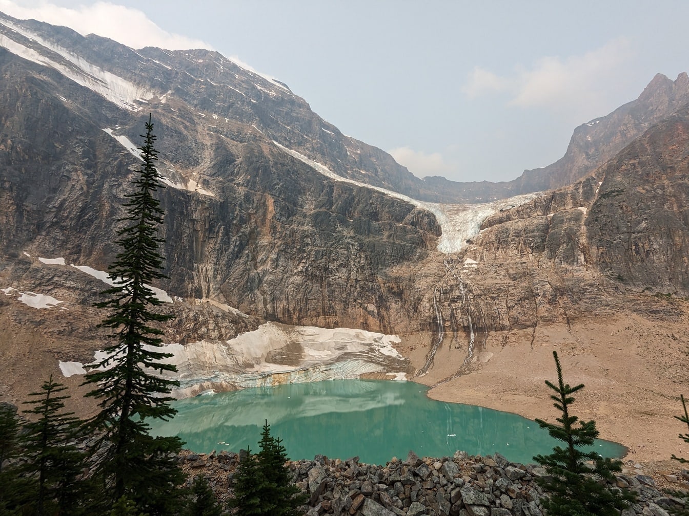 Планината Едит Кавел със зелено езеро в национален парк Канада