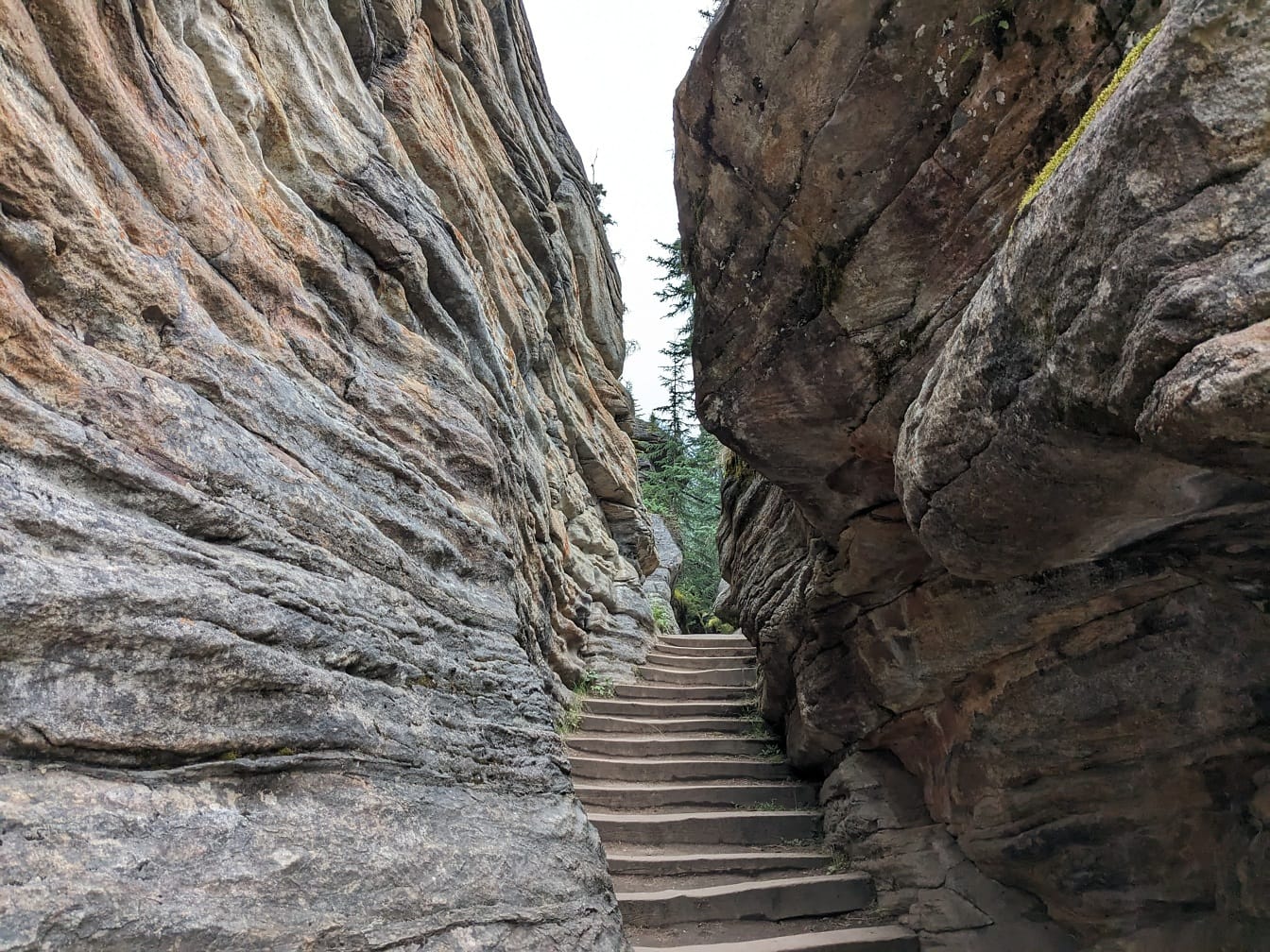 Kamienne schody w wąskim przejściu klifowym w Parku Narodowym Kanady