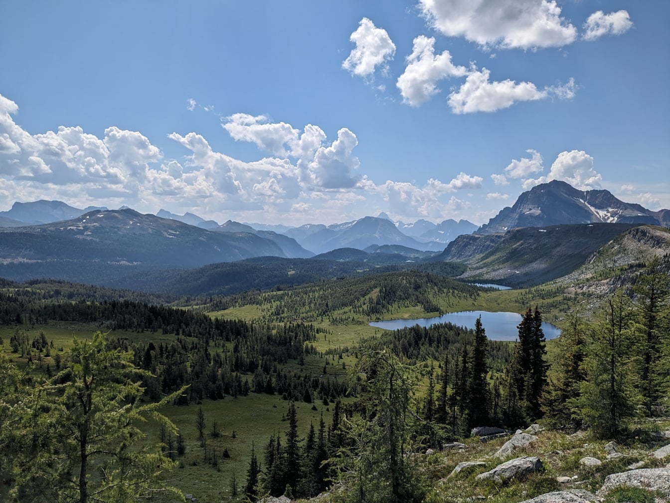 Vale majestoso com lago e montanhas no parque nacional do Canadá