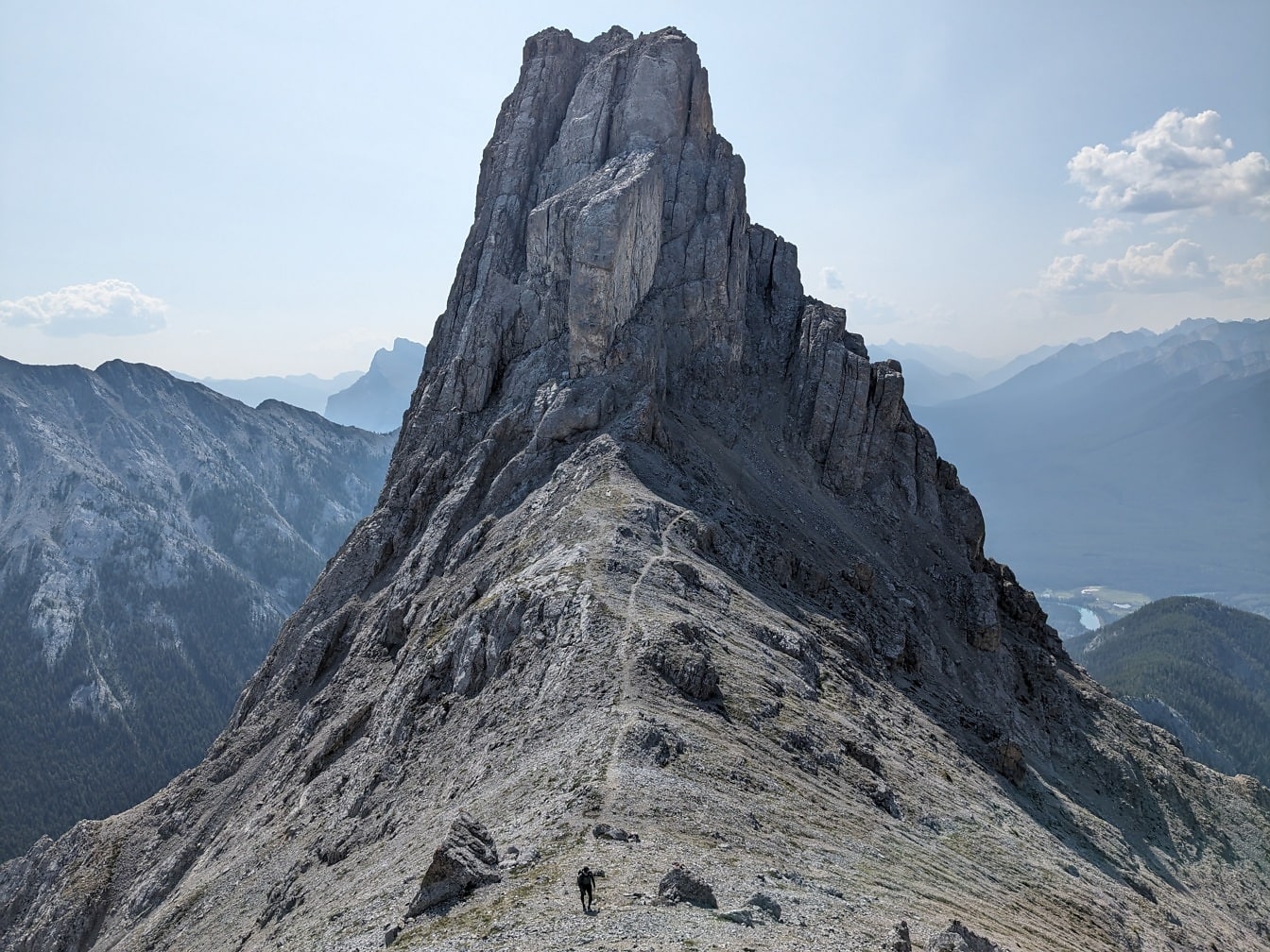 Formazione di geologia del picco della montagna sul parco nazionale di Edith Alberta della montagna