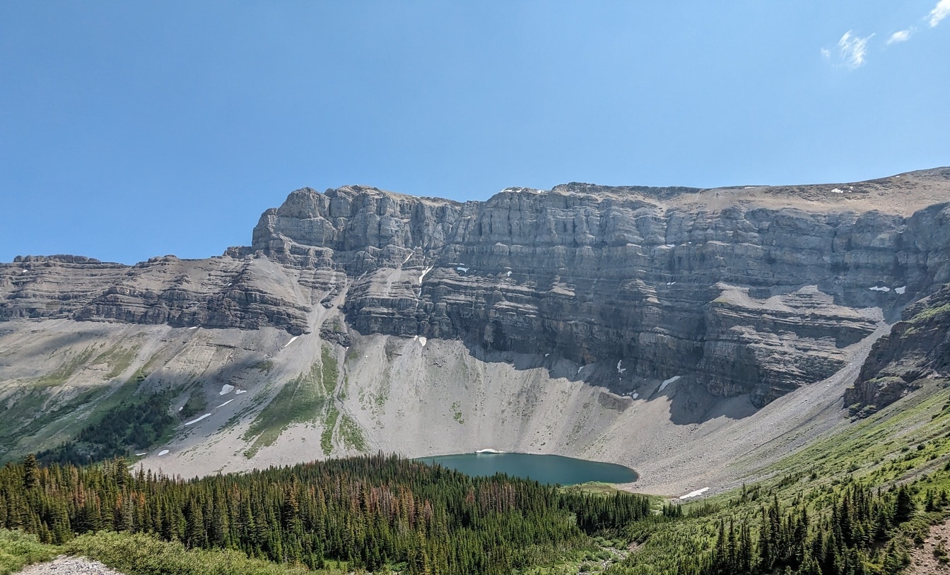 Panorámás kilátás a Bourgeau-tóra a kanadai nemzeti parkban