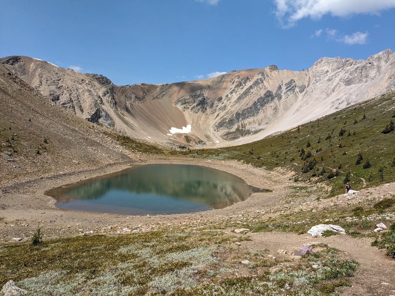 Lago pequeno da lagoa na cratera do vulcão de Bourgeau no parque nacional