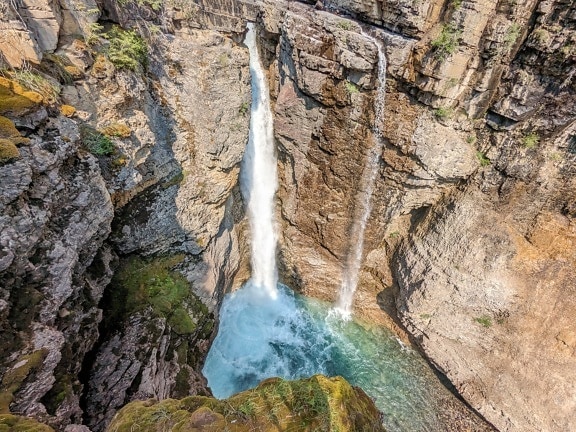 Majestatyczny krajobraz wodospadów z wysokiego klifu