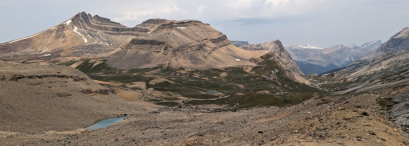 Panoramatický výhľad na púštne údolie na úbočí hôr