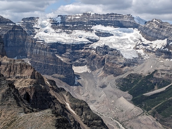 Toàn cảnh trên không của các đỉnh núi tuyết và thung lũng Alberta, Canada