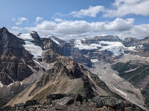 Величественный панорамный вид на горные вершины в национальном парке