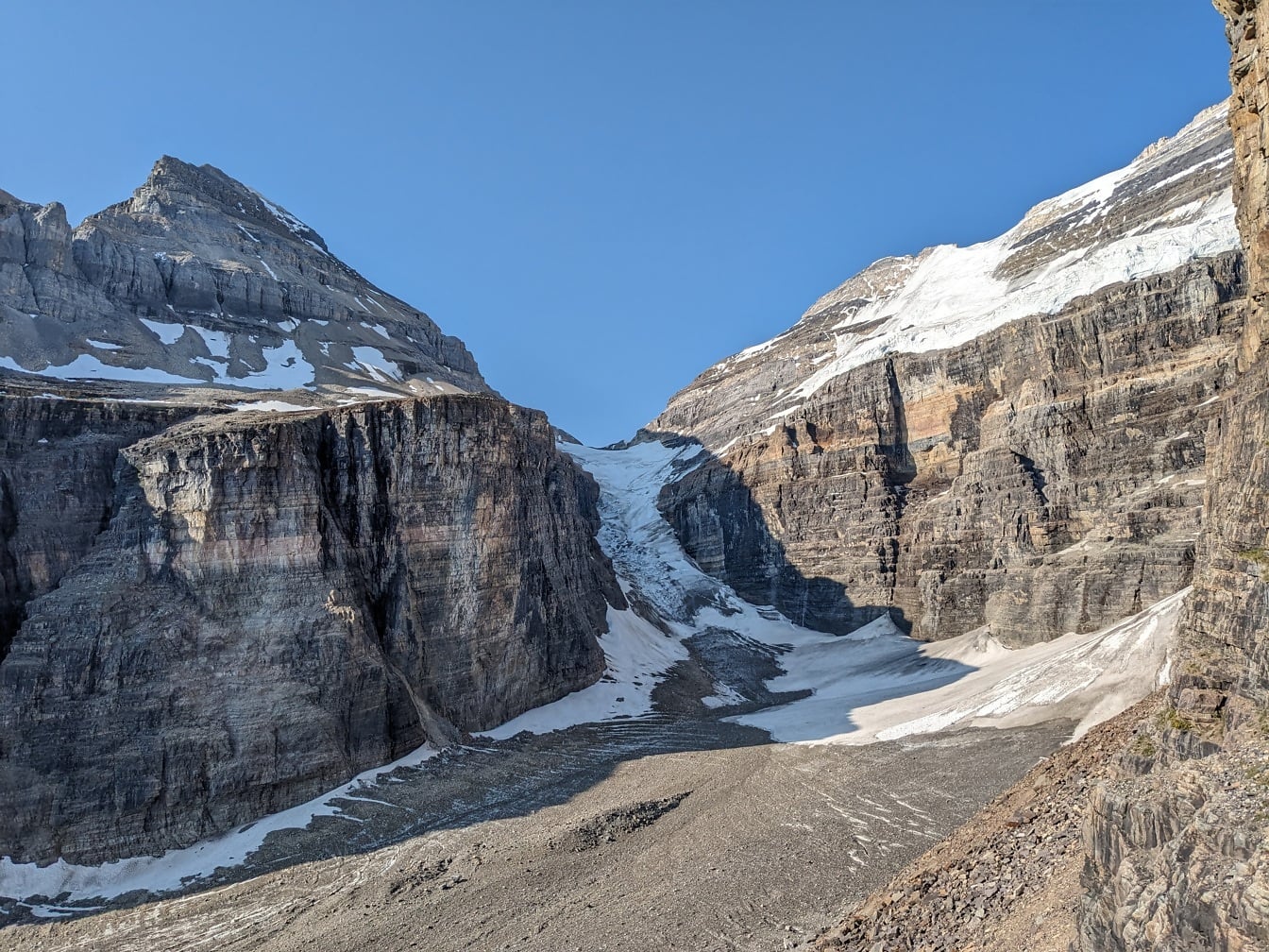 Besneeuwde gletsjercanyon in het zomerseizoen