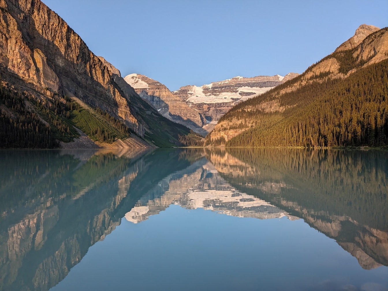 Reflexão da água do lago Louise no parque nacional Canadá