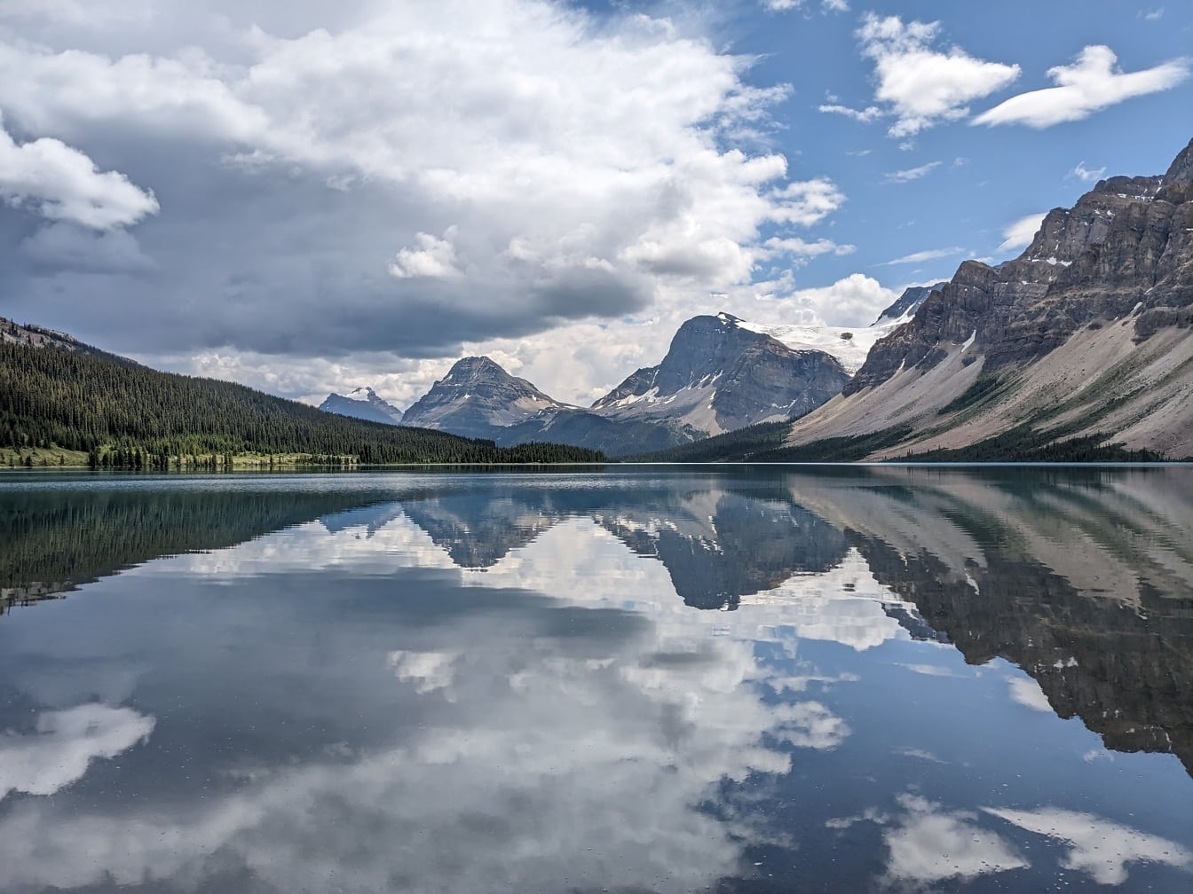 Jazero Bow v národnom parku Kanada majestátne malebné