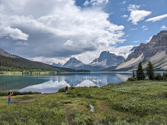 Hiker fotograferer majestætisk panorama ved søen i nationalparken
