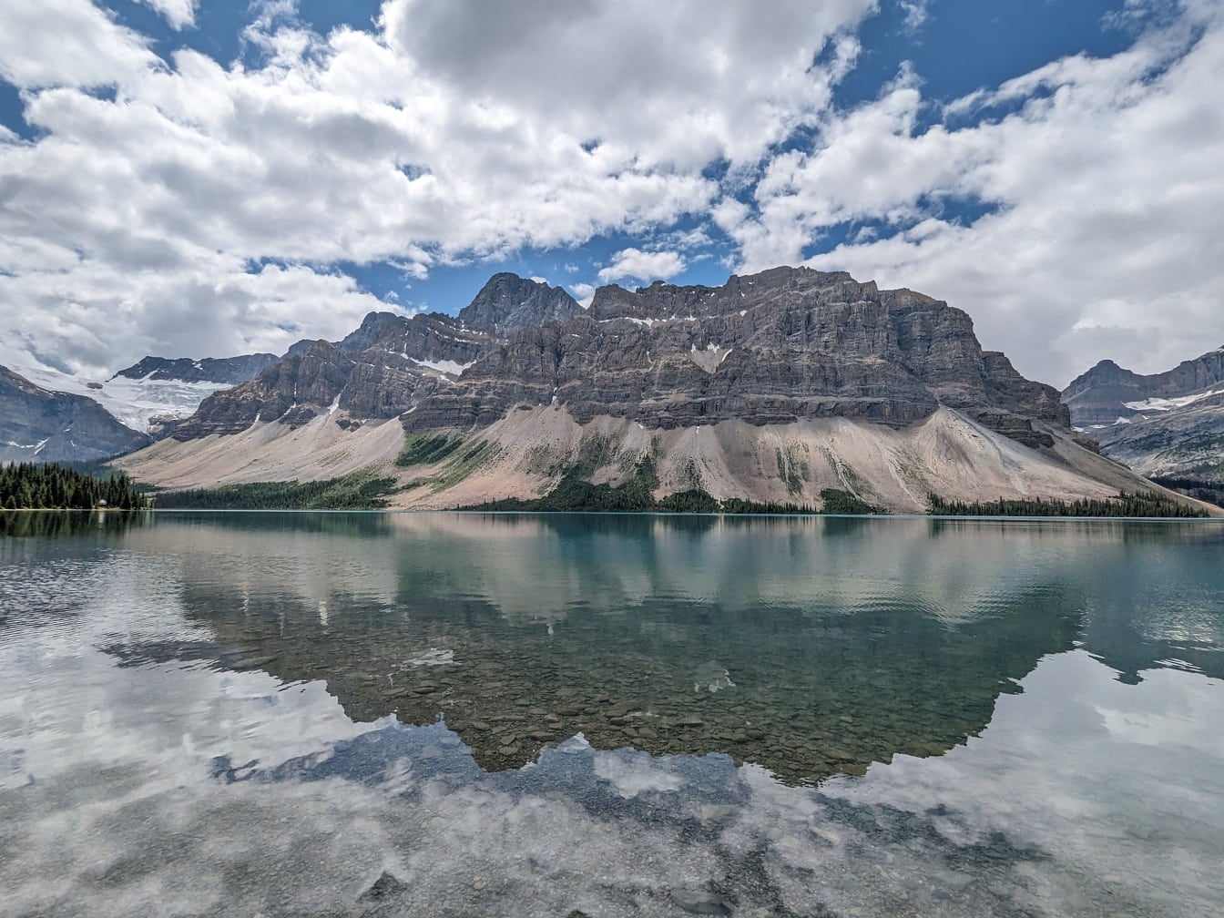 Peisaj maiestuos pe malul lacului Bow cu reflexie montană