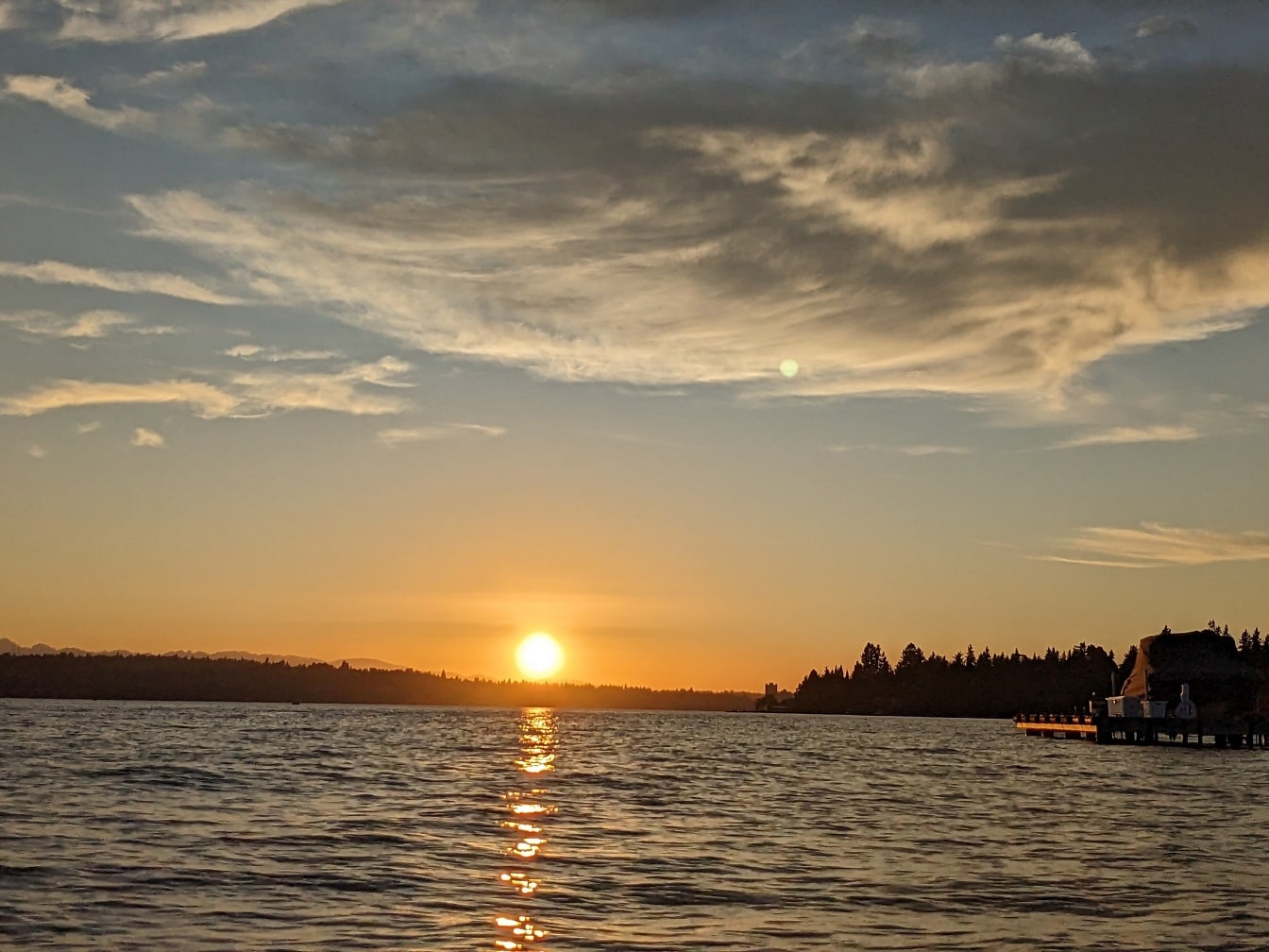 湖に太陽光線が反射する雄大な夕日
