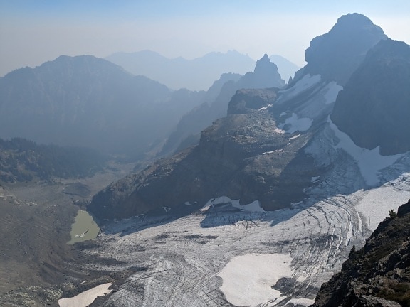 Pemandangan panorama lereng gunung yang berkabut di taman nasional