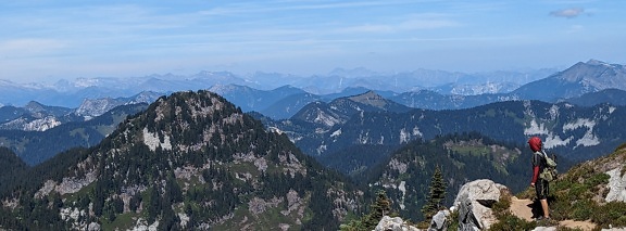 Hiker desfrutando de vista panorâmica do topo da montanha