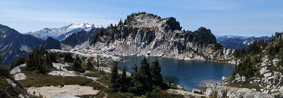 Lago blu scuro del ghiacciaio in cima alla montagna di tuono nel parco nazionale