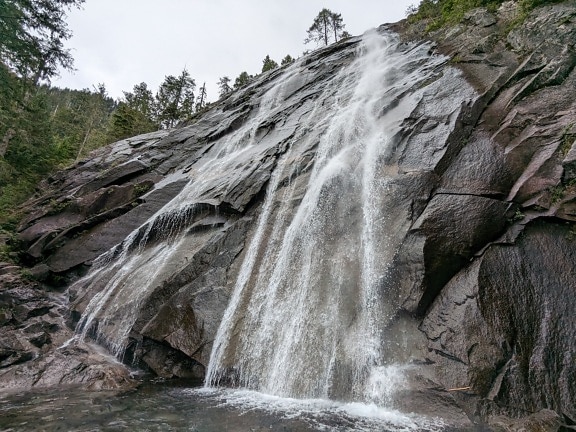 Bridal veil waterfalls majestic high cliff national park