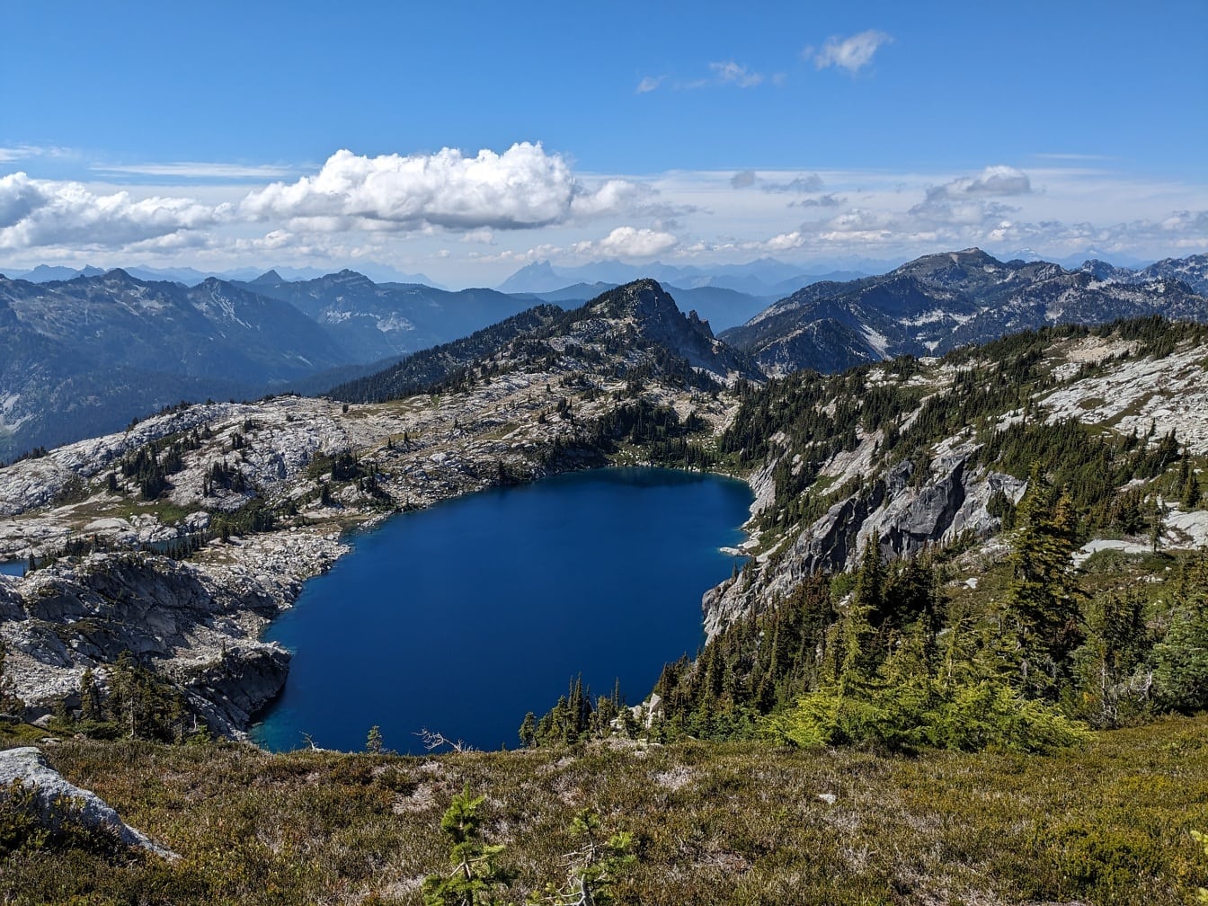 Lago Robin azul escuro no topo das montanhas no parque nacional do Canadá