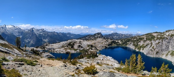国立公園の山の頂上にあるタックとロビンの湖紺の湖紺