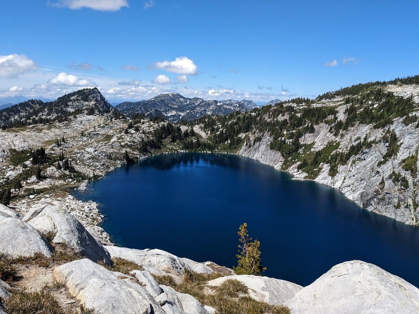 Panorama majestoso de Robin e Tuck à beira do lago do pico da montanha