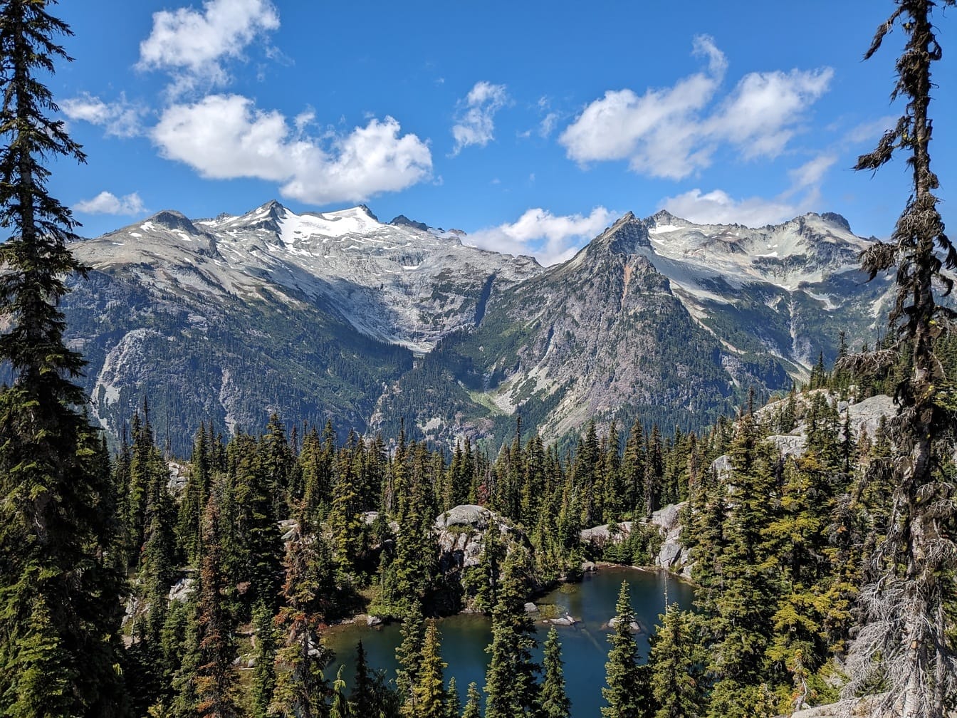 Tuck and Robin lakes in Washington USA national park