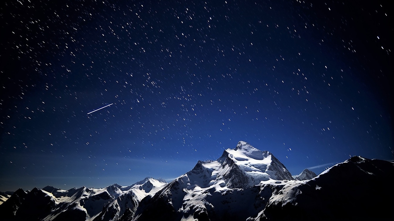 Padajúci hviezdny meteorit na tmavomodrej nočnej oblohe